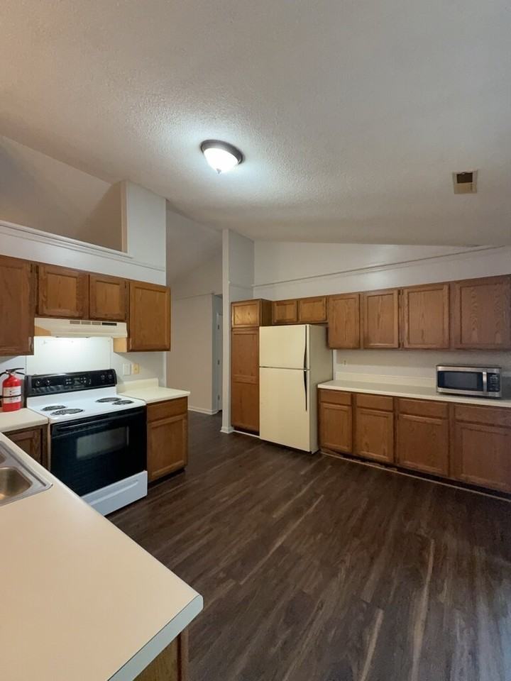 2694 Idlebrook Cir - Photo 6 of 18