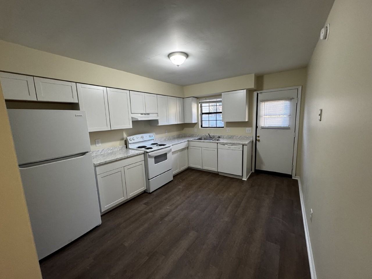 745 Sharon St - Photo 7 of 9