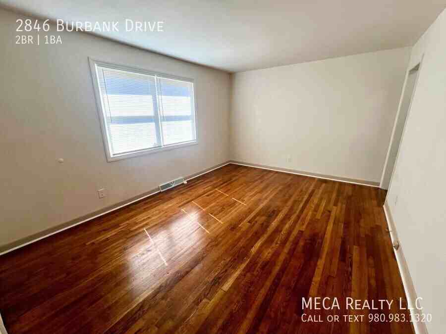 2846 Burbank Dr - Photo 2 of 10