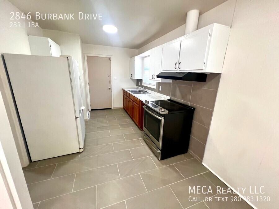 2846 Burbank Dr - Photo 3 of 10