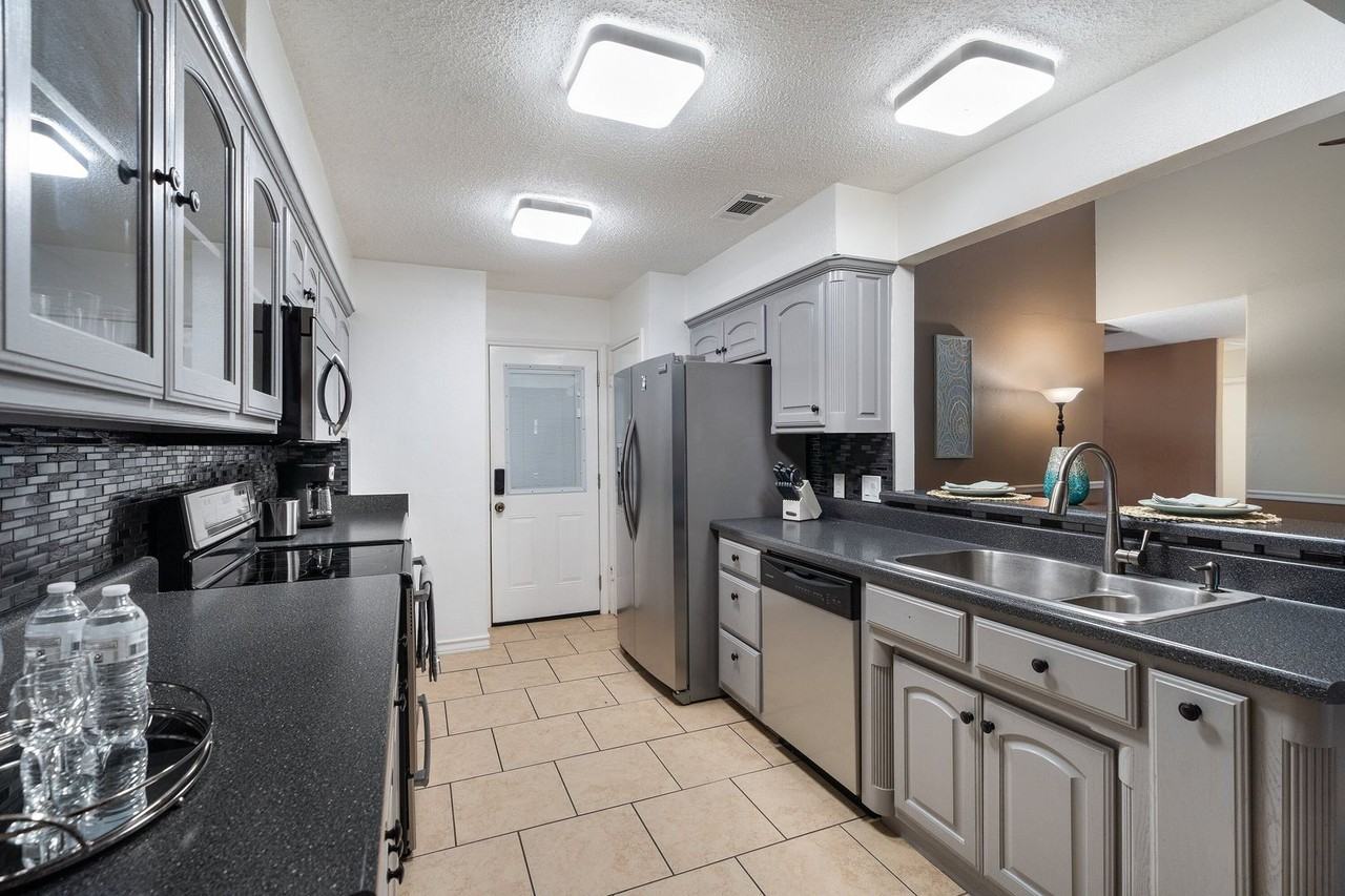 2403 N Carrier Pkwy - Photo 4 of 32