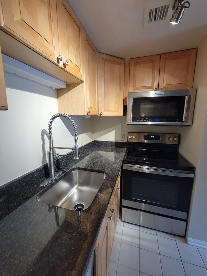 1949 Calvert St Nw ##Nw - Photo 6 of 13