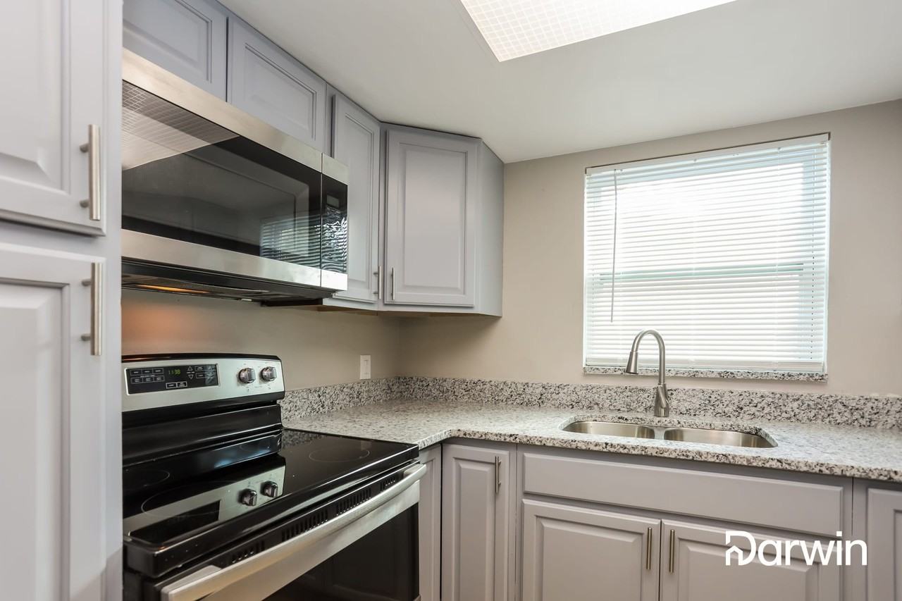 10815 Leeds Rd - Photo 2 of 15