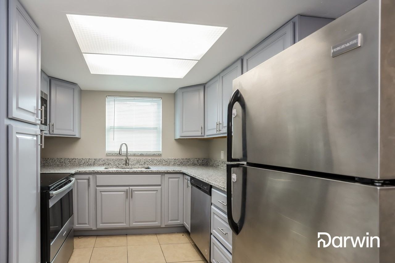 10815 Leeds Rd - Photo 3 of 15
