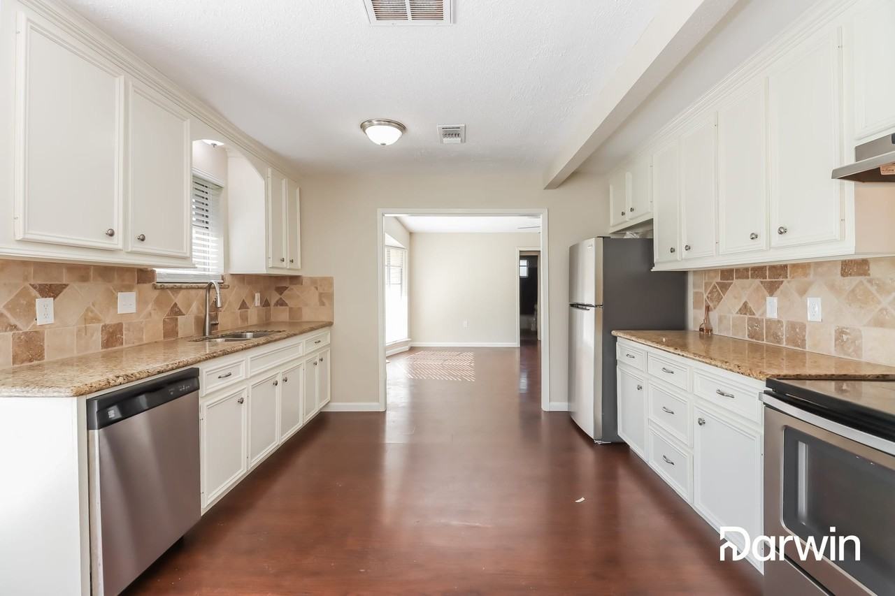 300 Castlelake Dr - Photo 2 of 15