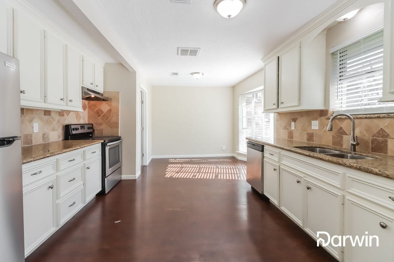 300 Castlelake Dr - Photo 3 of 15