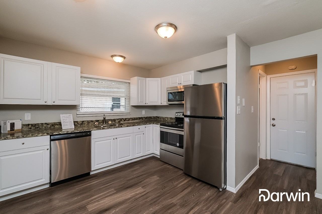 9102 Barrington Ln - Photo 2 of 15