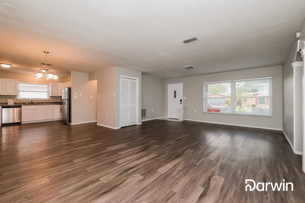 9102 Barrington Ln - Photo 3 of 15