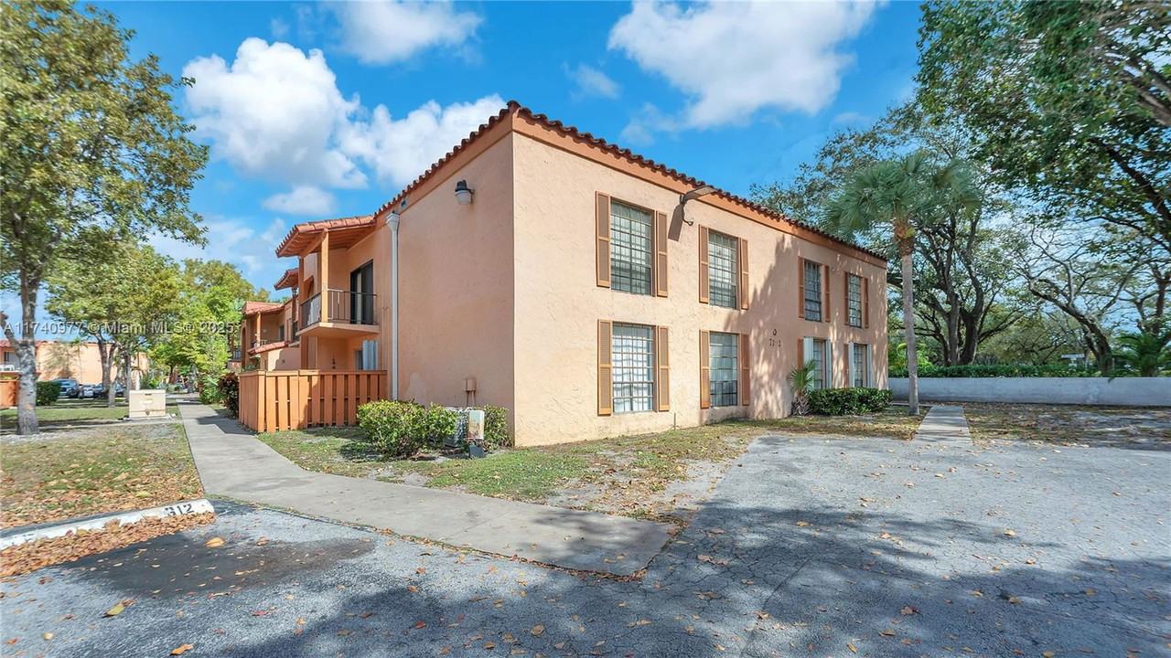 7101 Miami Lakes Dr #Q20 - Photo 2 of 8