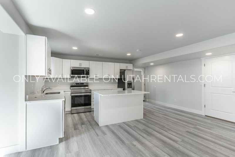 1076 E Northridge Dr Bsmt #Bsmt - Photo 2 of 21