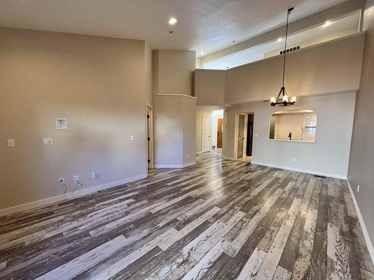 562 S Curtis Rd - Photo 2 of 20