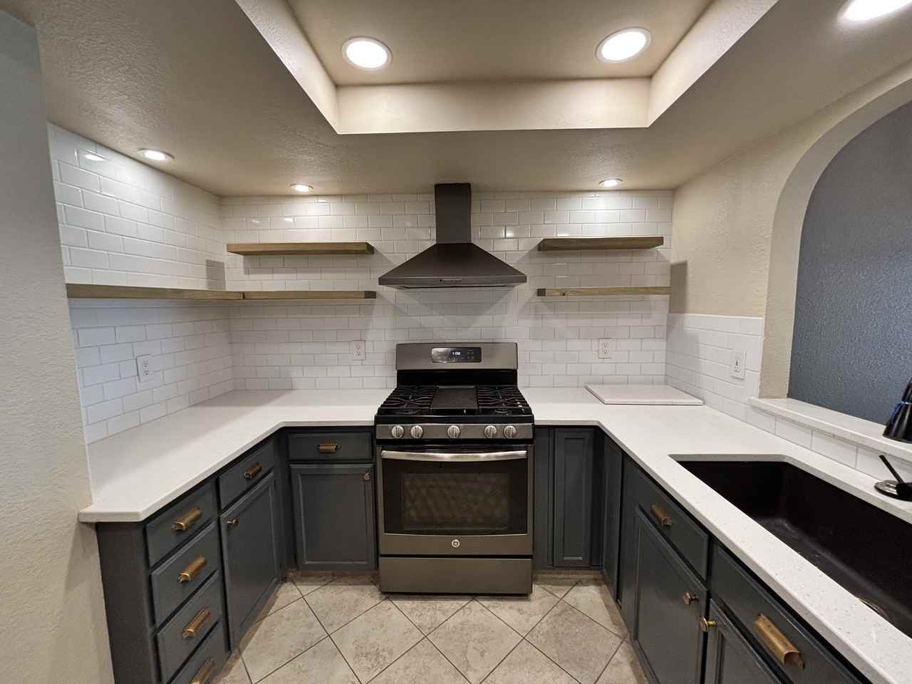 562 S Curtis Rd - Photo 3 of 20