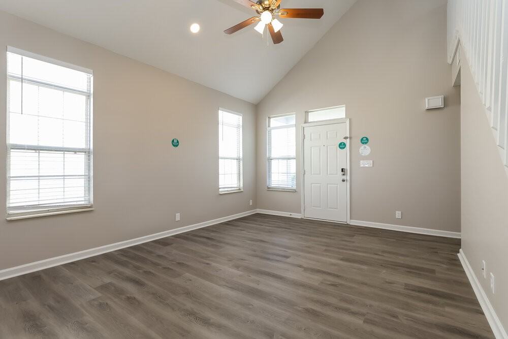 1208 Wembley Dr - Photo 4 of 17