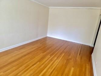 300 Larchmont Avenue 4 - Photo 2 of 7