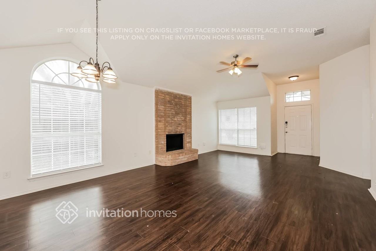 1325 Meadow Creek Dr - Photo 3 of 17