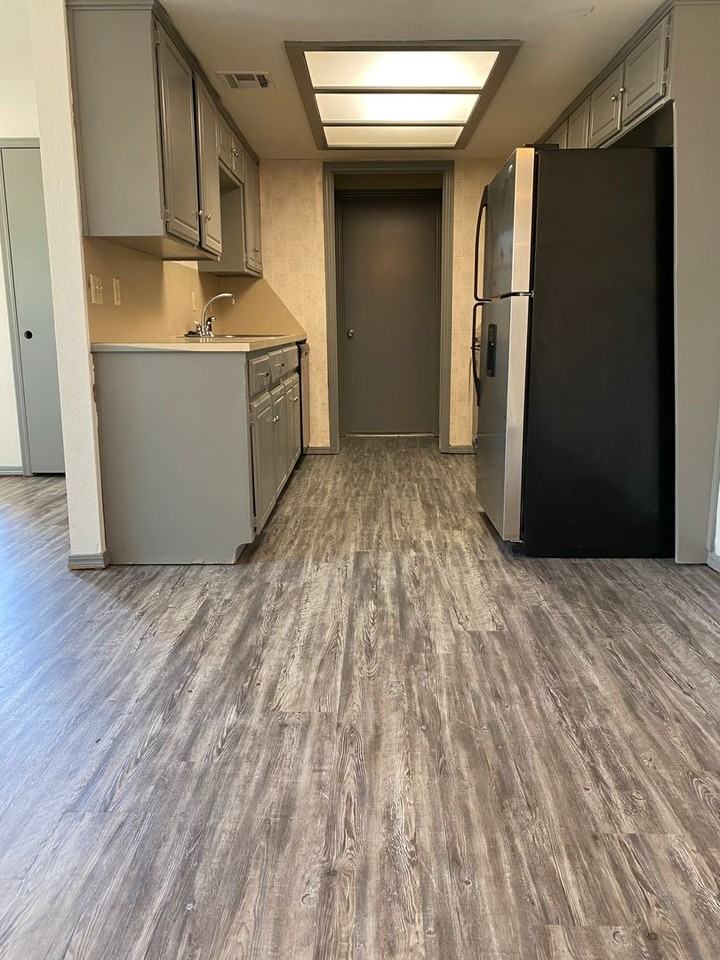 4201 Colony Dr - Photo 3 of 12