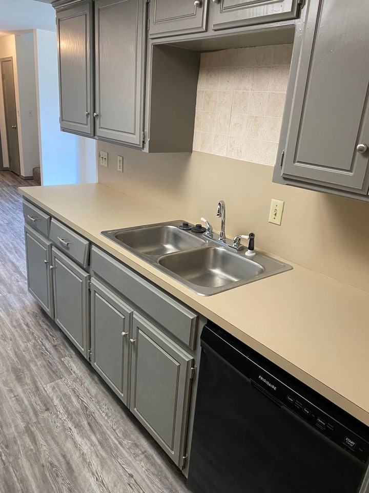 4201 Colony Dr - Photo 4 of 12