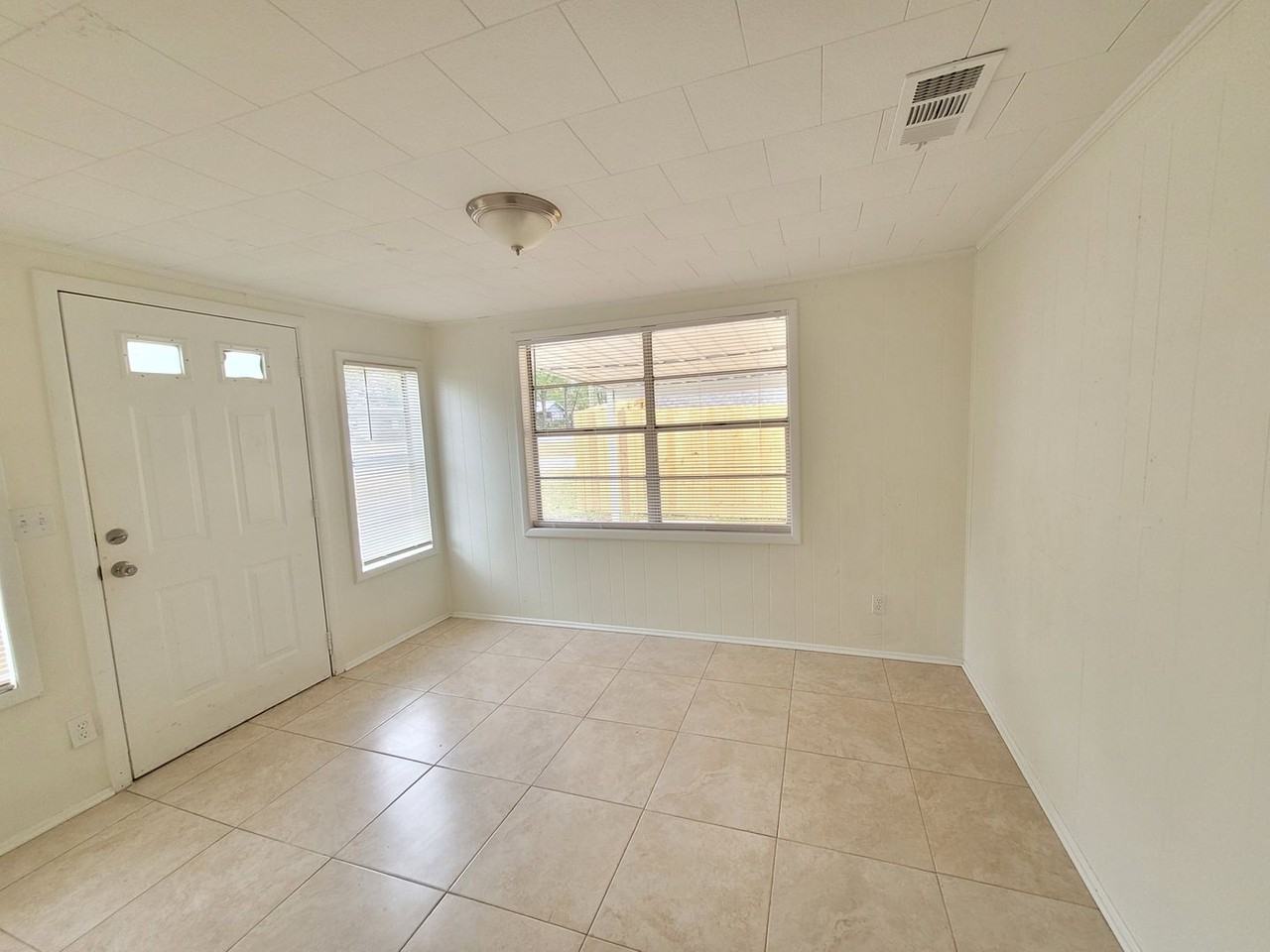 369 Lincoln Ave - Photo 7 of 24