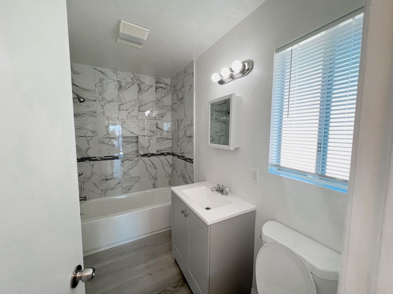 416 E Broadway - Photo 3 of 4