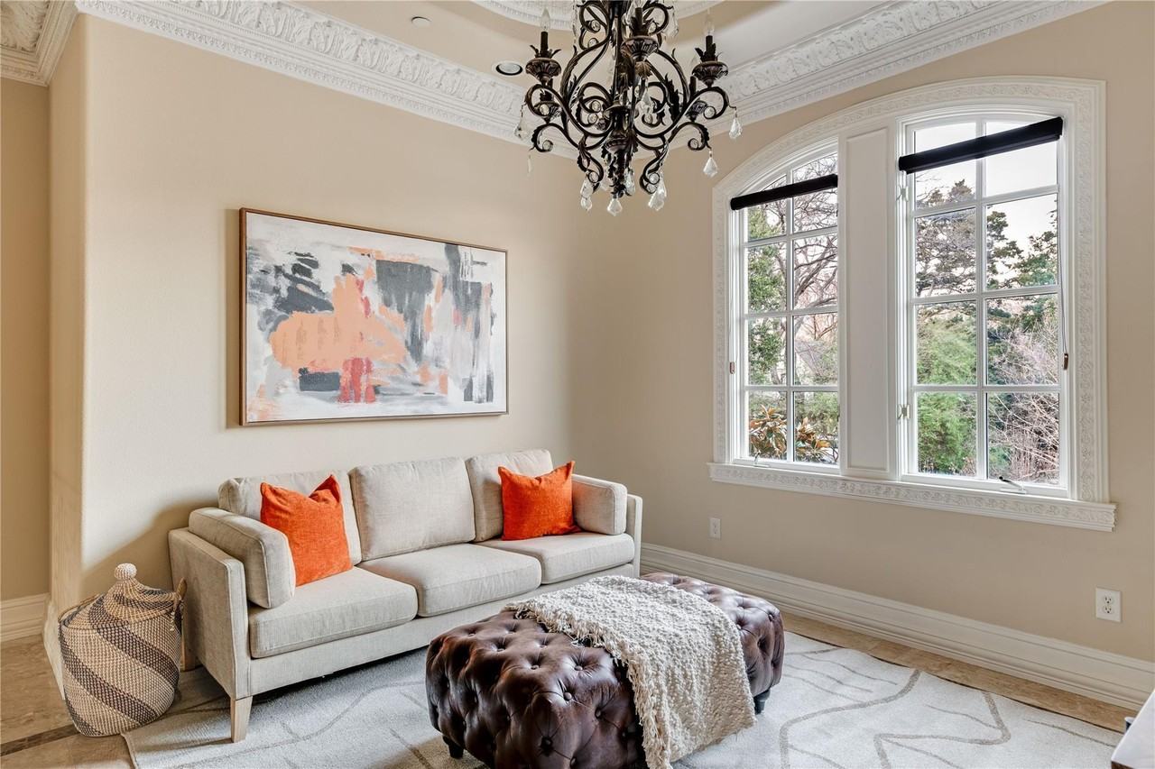 6326 Lakehurst Ave - Photo 2 of 37