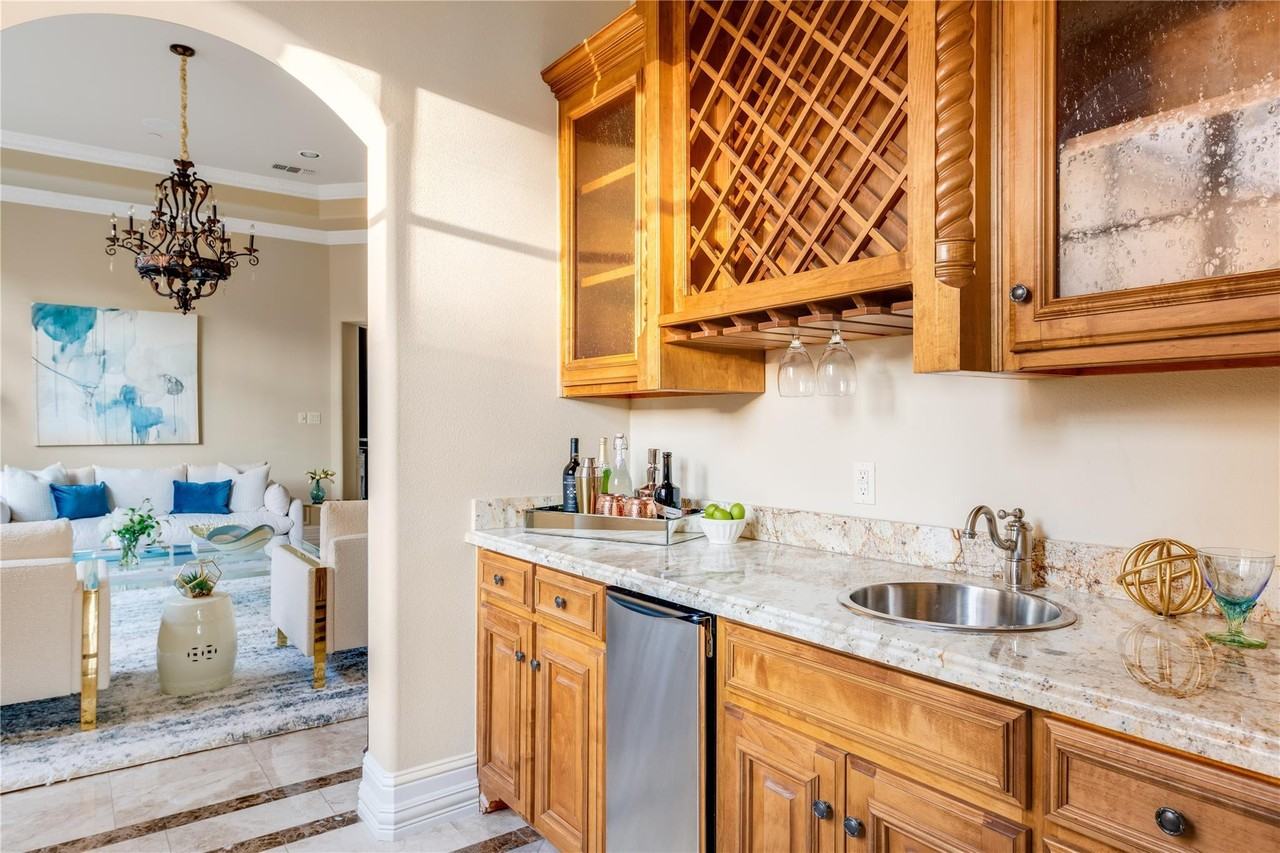 6326 Lakehurst Ave - Photo 3 of 37