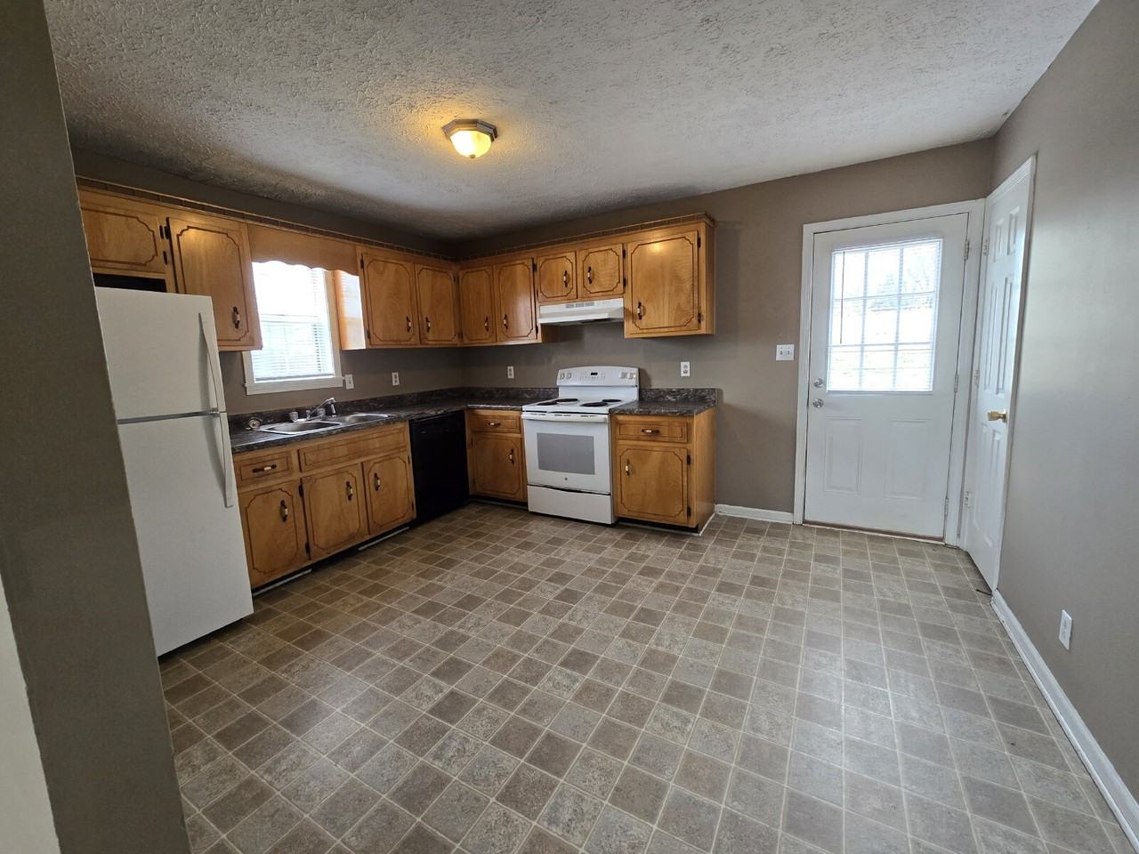 201 Golden Pond Ave - Photo 2 of 8