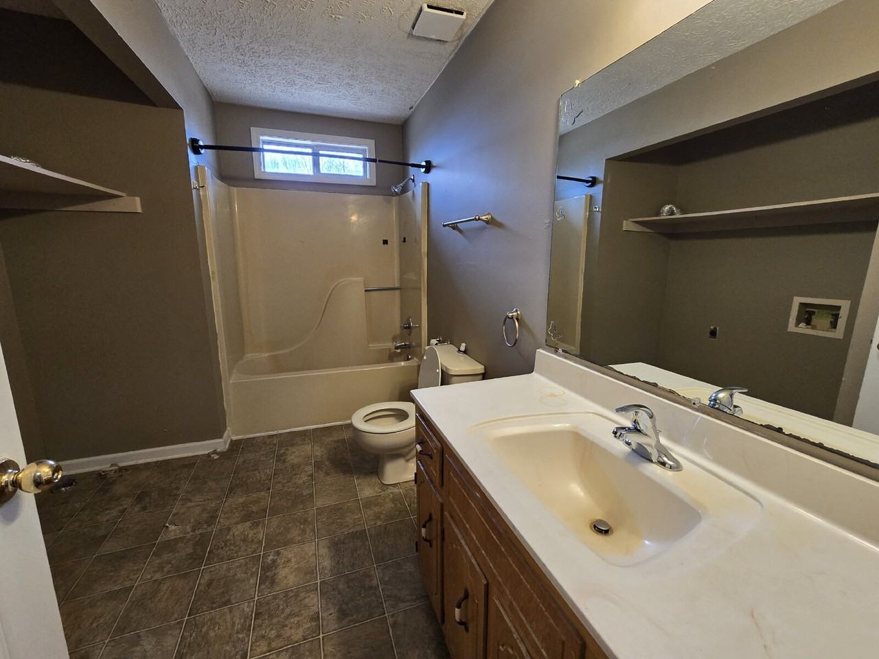 201 Golden Pond Ave - Photo 4 of 8