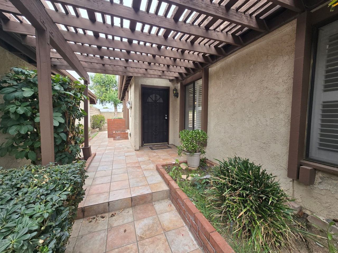 2960 Hyde Park Cir - Photo 2 of 23