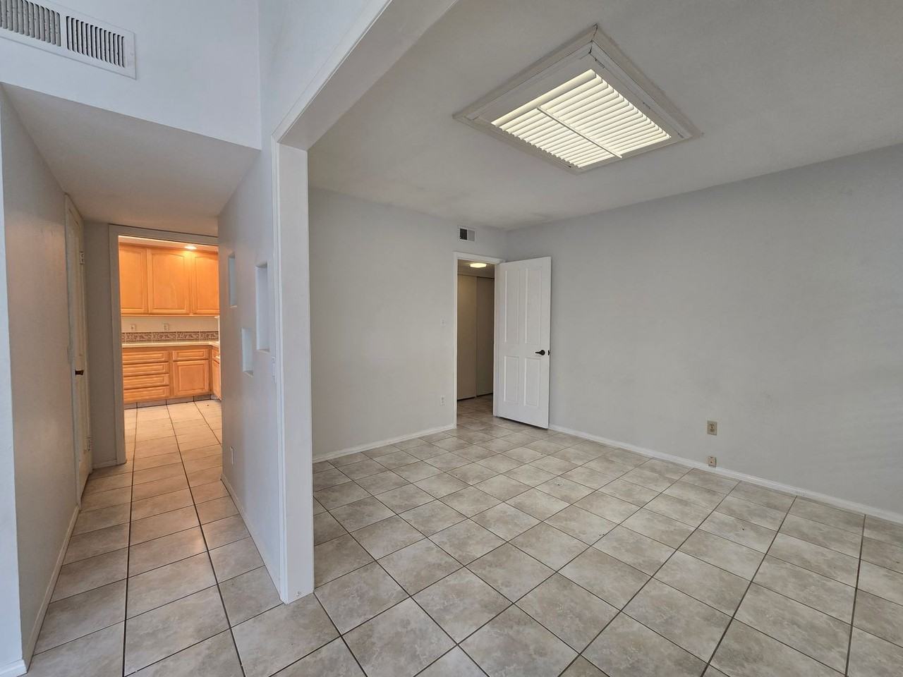 2960 Hyde Park Cir - Photo 6 of 23