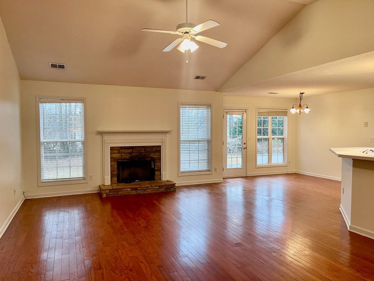 184 Hampton Oaks Cir - Photo 4 of 20