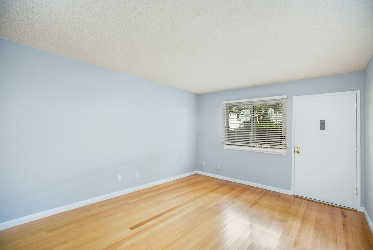 413 Piccadilly Place, Unit 9 - Photo 4 of 31