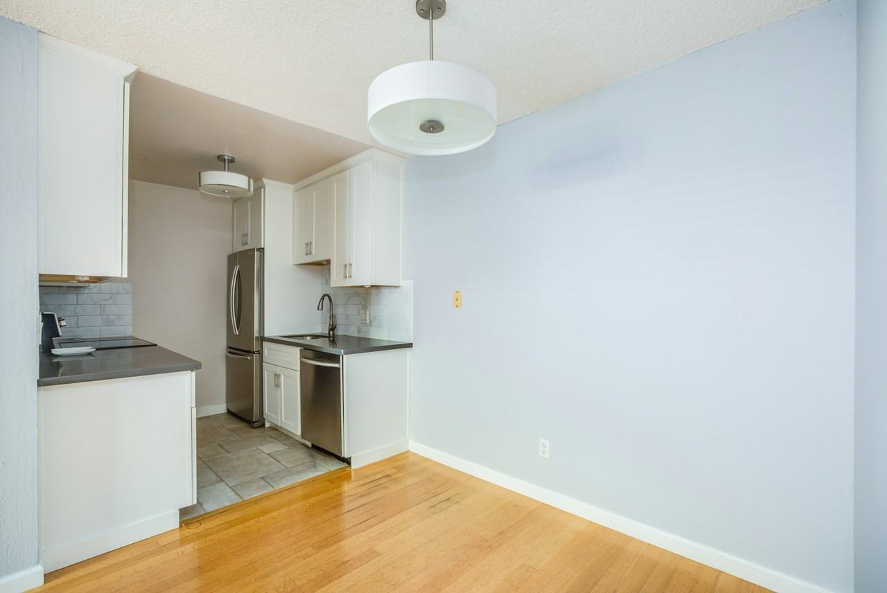 413 Piccadilly Place, Unit 9 - Photo 7 of 31