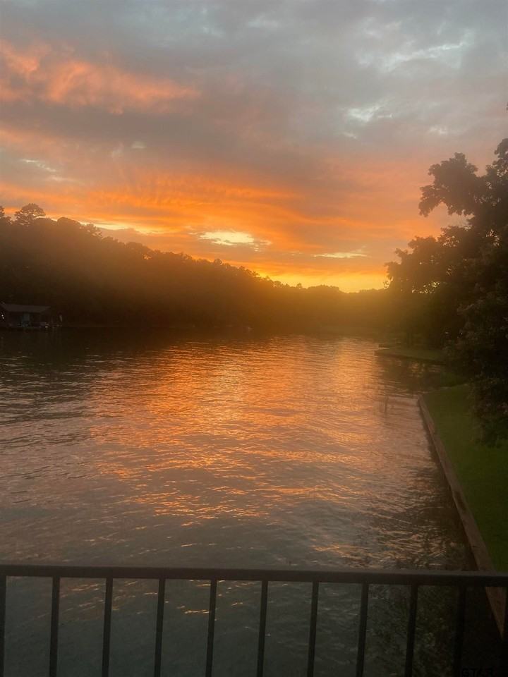 133 Lake Shore Dr - Photo 2 of 33