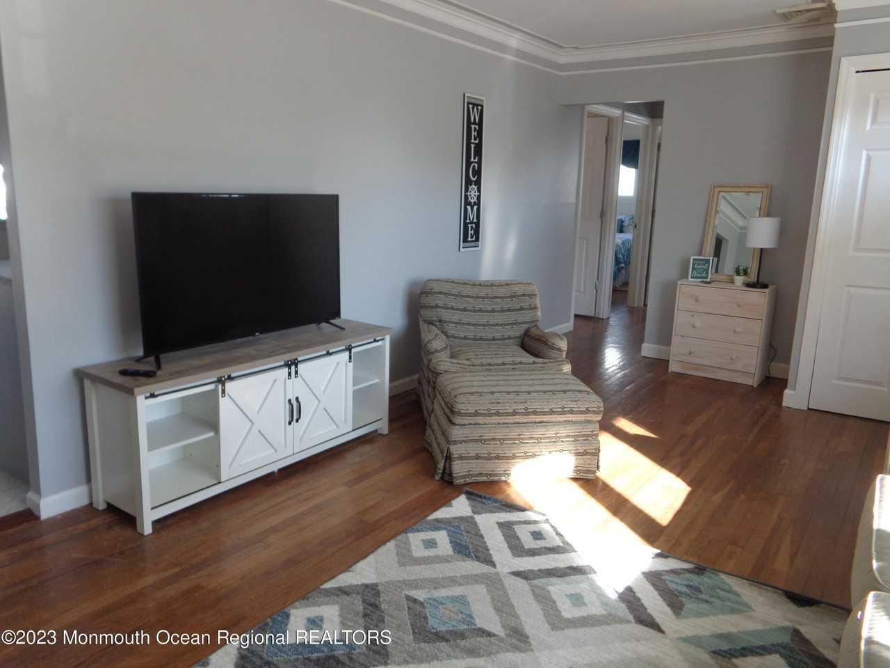 26 W Thames Rd - Photo 3 of 20