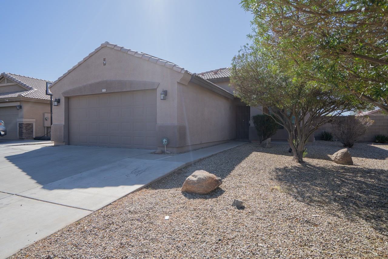 17207 W Durango St - Photo 3 of 32