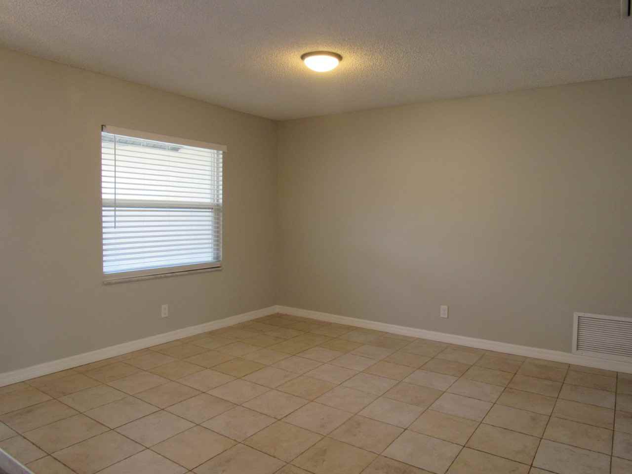 3740 Paige St - Photo 3 of 15
