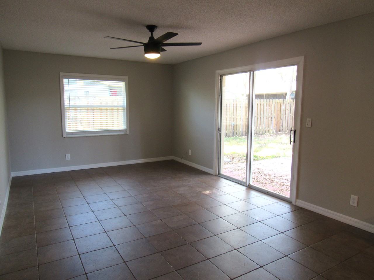 3740 Paige St - Photo 4 of 15
