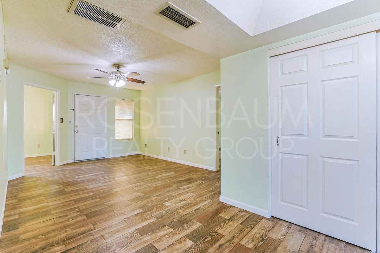 2082 S Clubhouse Dr - Photo 3 of 16