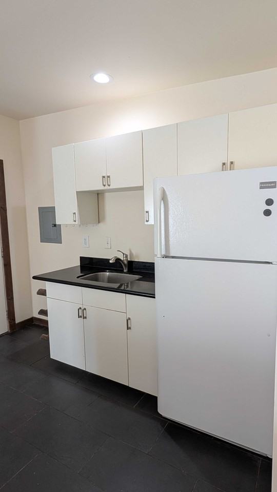 405 N Cloverdale Blvd #B - Photo 2 of 13