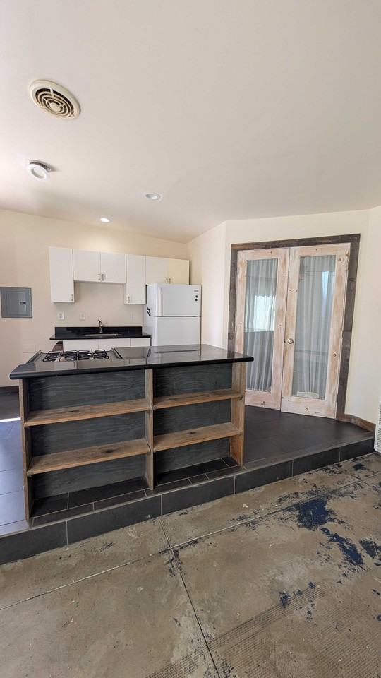 405 N Cloverdale Blvd #B - Photo 4 of 13