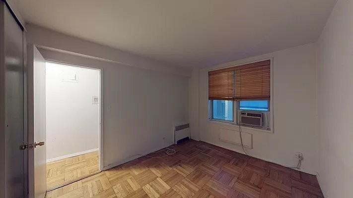 E 58th St #3D - Photo 4 of 7