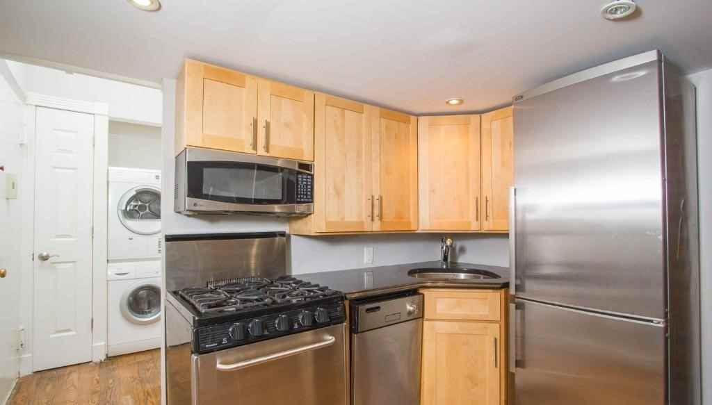 Leroy St #1D - Photo 2 of 4