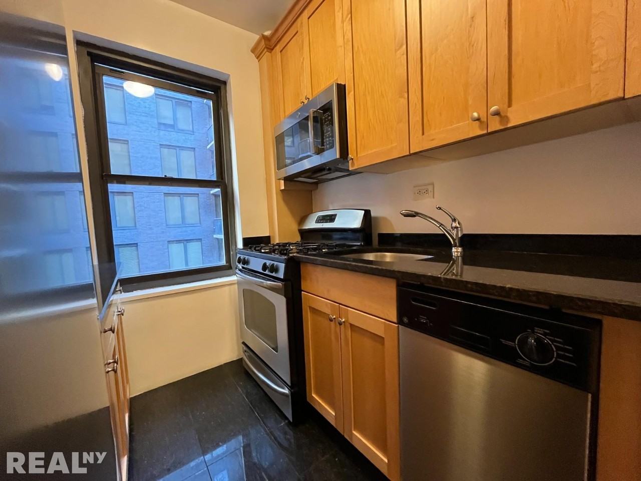 E 56th St #5A - Photo 6 of 10