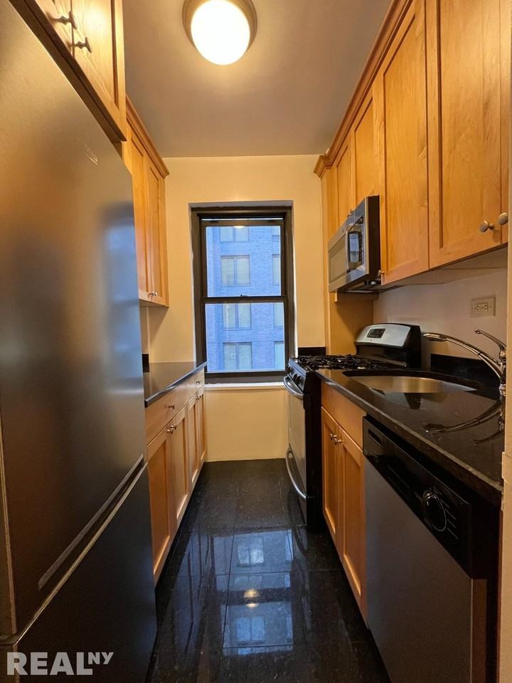 E 56th St #5A - Photo 7 of 10