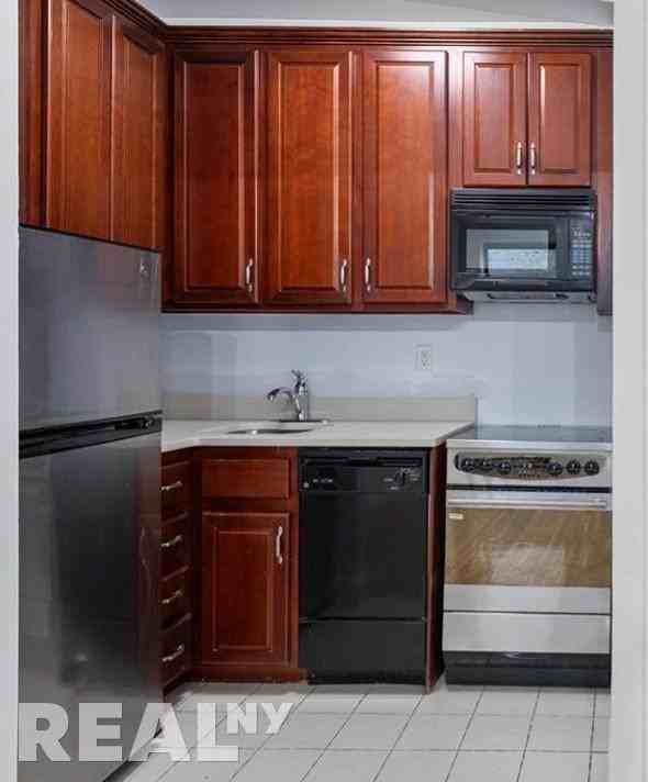 W 50th St #2C - Photo 4 of 8