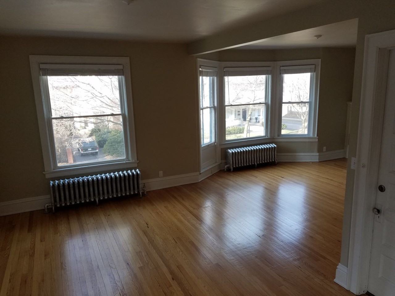 3272 N Hackett Ave - Photo 3 of 46