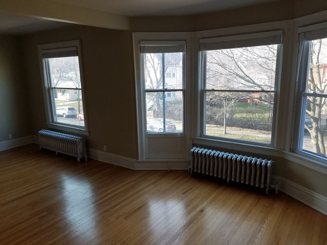 3272 N Hackett Ave - Photo 5 of 46