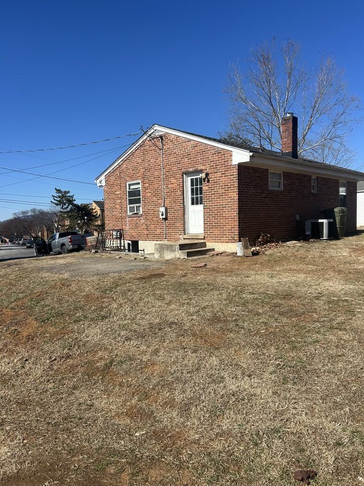 203 Rutledge Circle - Photo 3 of 11