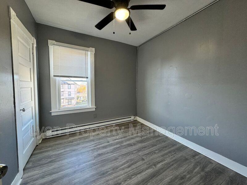 106 Winsor St - Photo 3 of 9