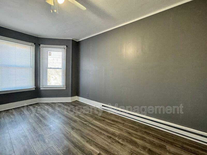 106 Winsor St - Photo 4 of 9